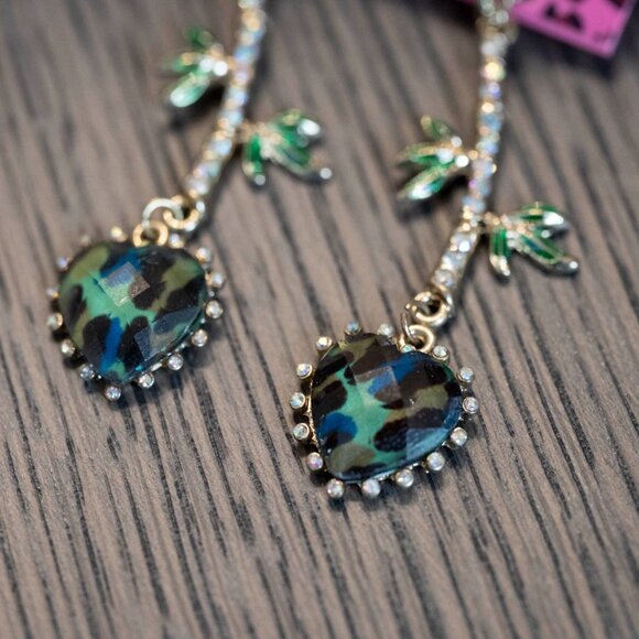 NWT Betsy Johnson Asian Jungle Heart Earrings - Picture 3 of 3